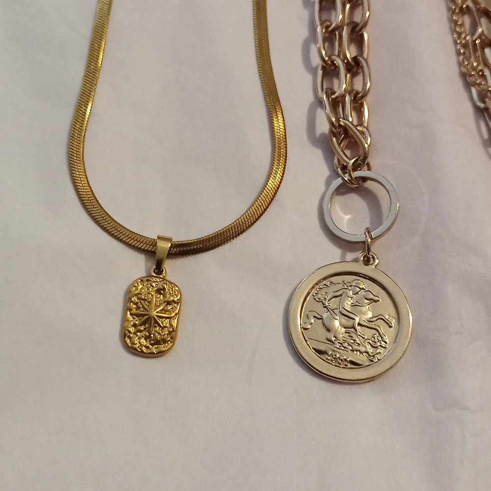 3 COSTUME JEWELRY GOLD TONE NECKLACES - Picture 2 of 5